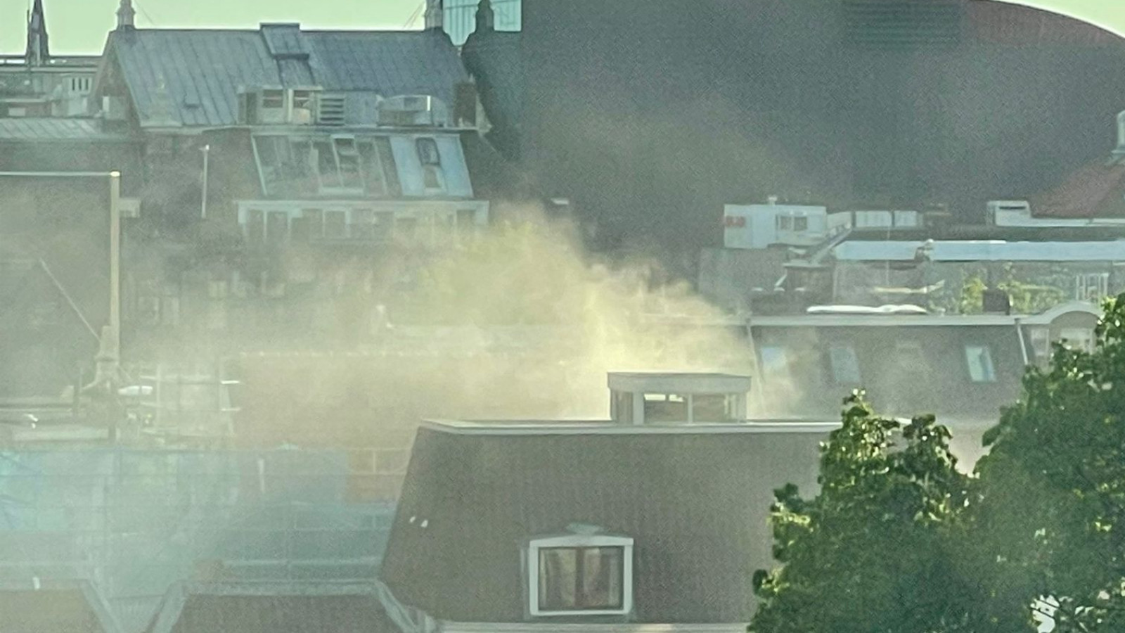 Brand op dak Leidsestraat