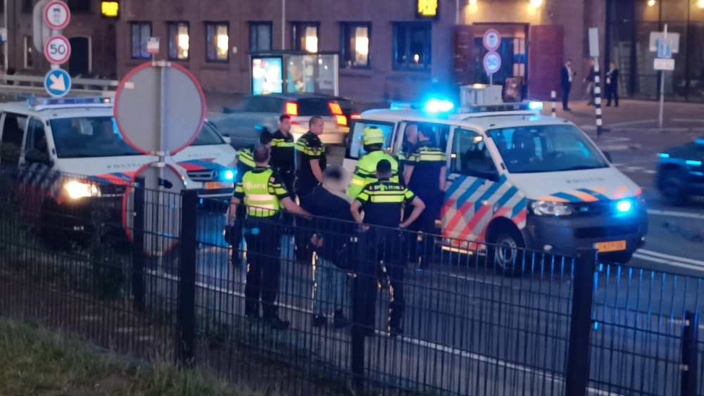 Agenten Trekken Wapen Bij Arrestatie: "Naar Achteren, Stapje Naar Links ...