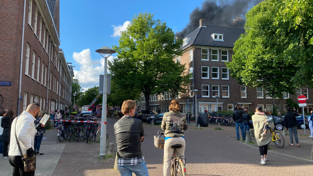 Grote Rookwolk Door Brand Op Dak In Bos En Lommer - AT5