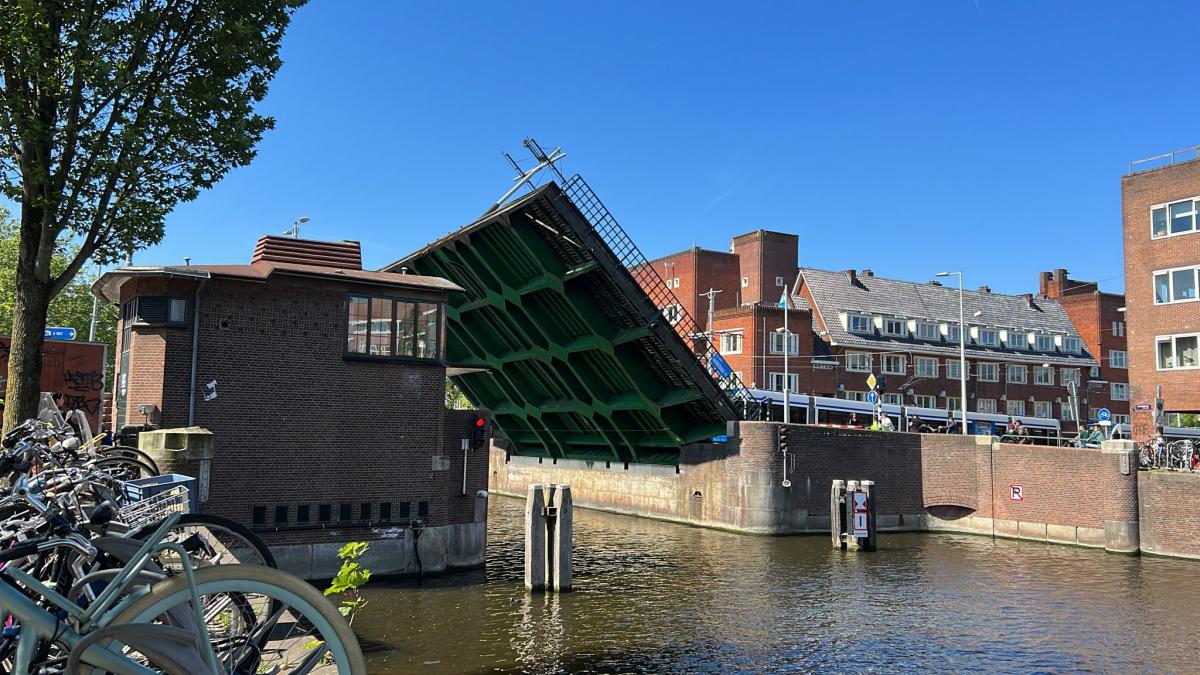 Le pont Overtoomse Sluis rouvrira demain matin : « Les dégâts ne sont pas encore réparés »
