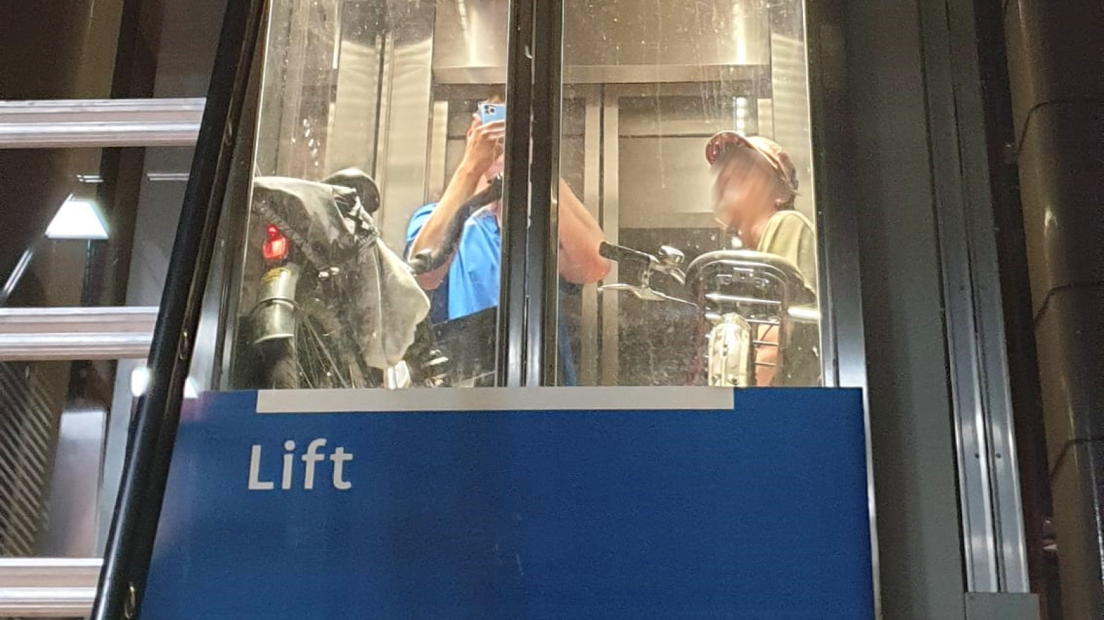 Jongens vast in lift metrostation
