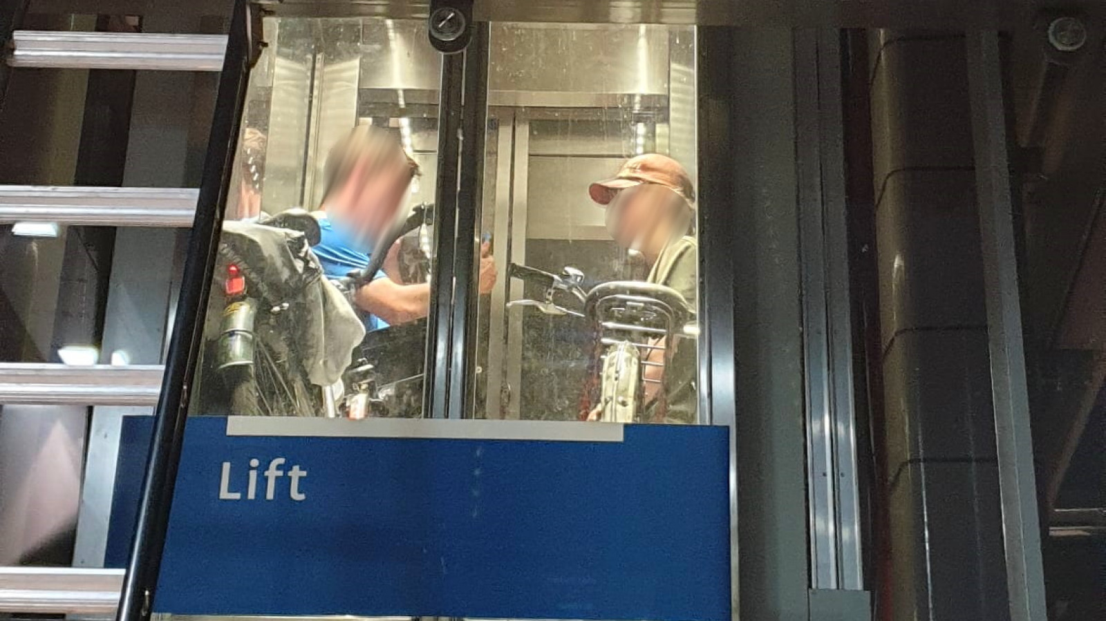 Jongens vast in lift metrostation