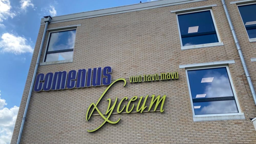 Taakstraf voor man (21) die in 2024 vuurwerkbom plaatste bij Comenius Lyceum