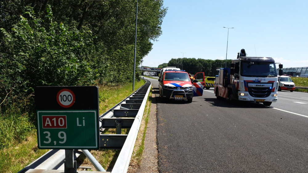 Dode Bij Ongeluk Tussen Auto En Vrachtwagen, A10 Noord Deels Afgesloten ...