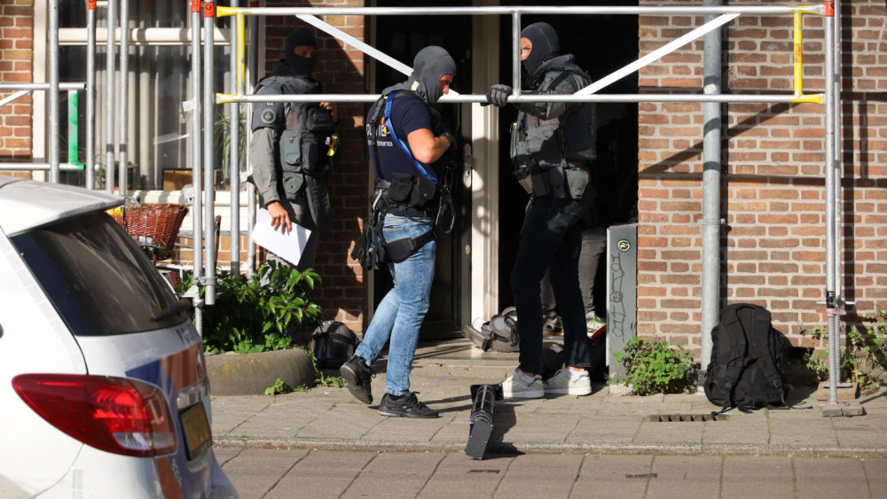 Arrestatieteam Valt Woning Hoofdweg Binnen - AT5