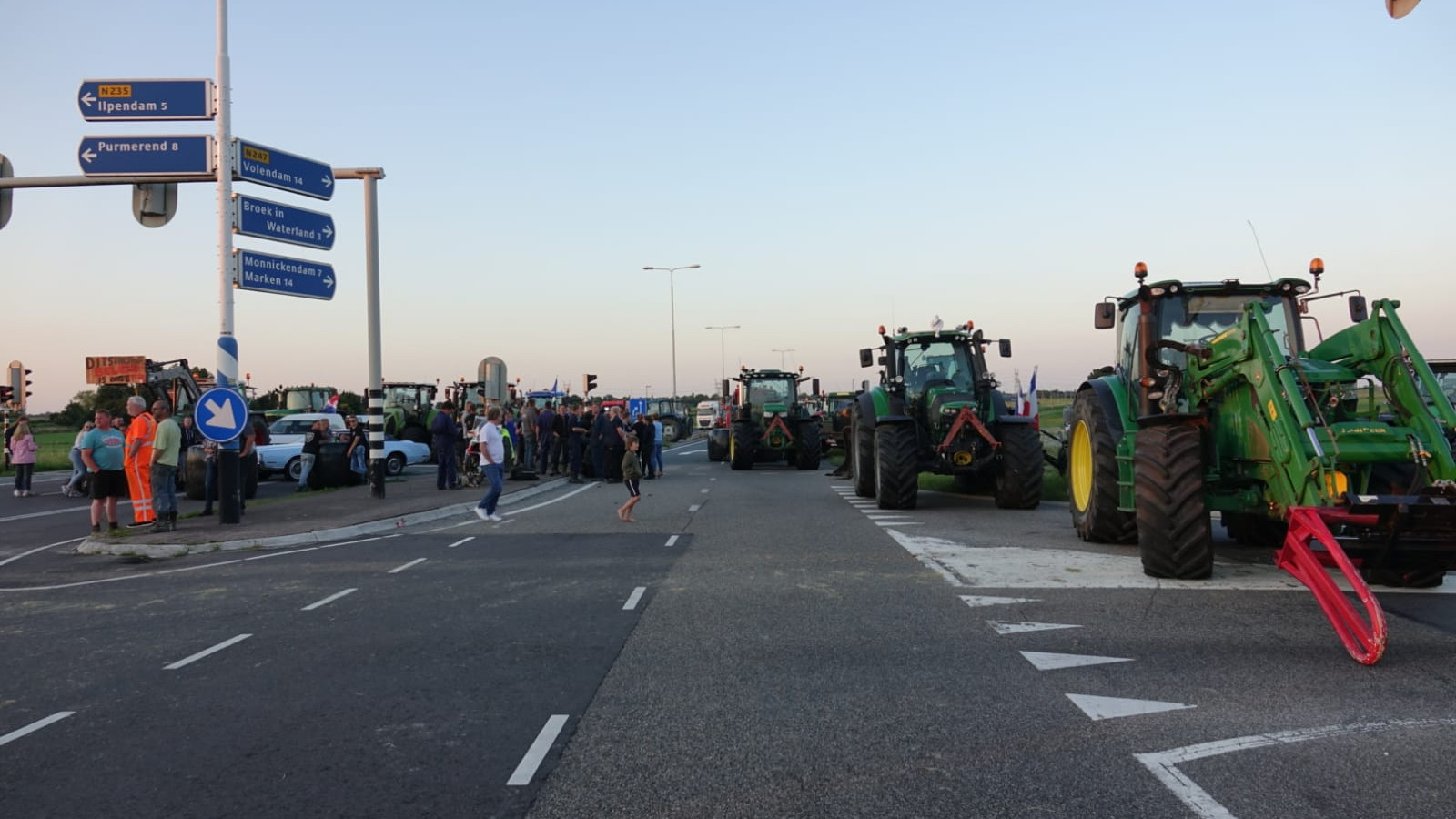 Boeren blokkeren kruispunt