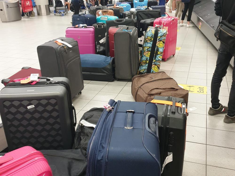 zit zonder kleding Tenerife kofferchaos: "Hoop bagage terug te zien" - AT5