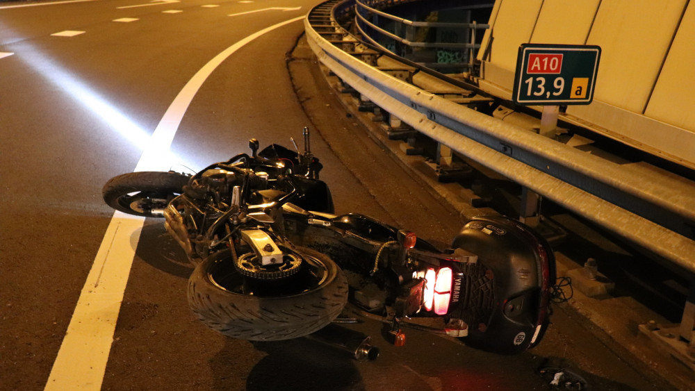 Motorrijder Belandt Onder Vangrail Bij Ongeluk Op A10 - AT5