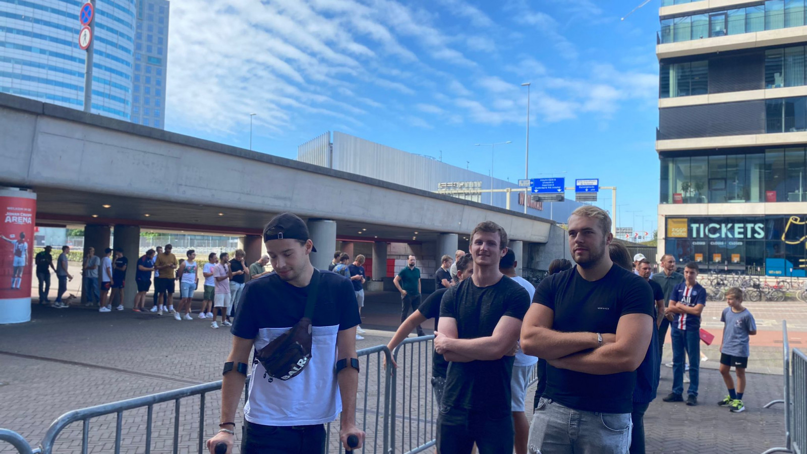 Lange rij bij de fanshop voor het nieuwe derde tenue van Ajax