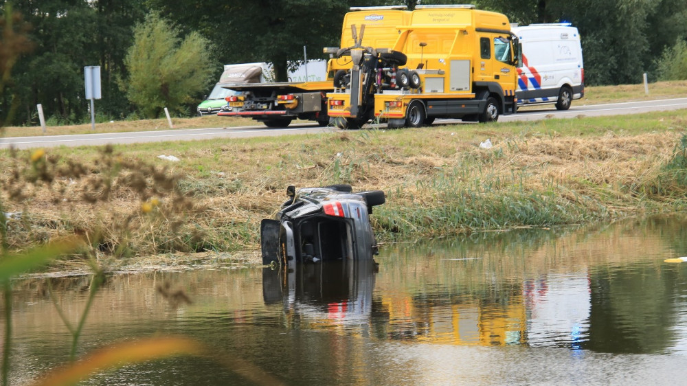 Omstanders Redden Drie Inzittenden Uit Te Water Geraakte Auto - AT5