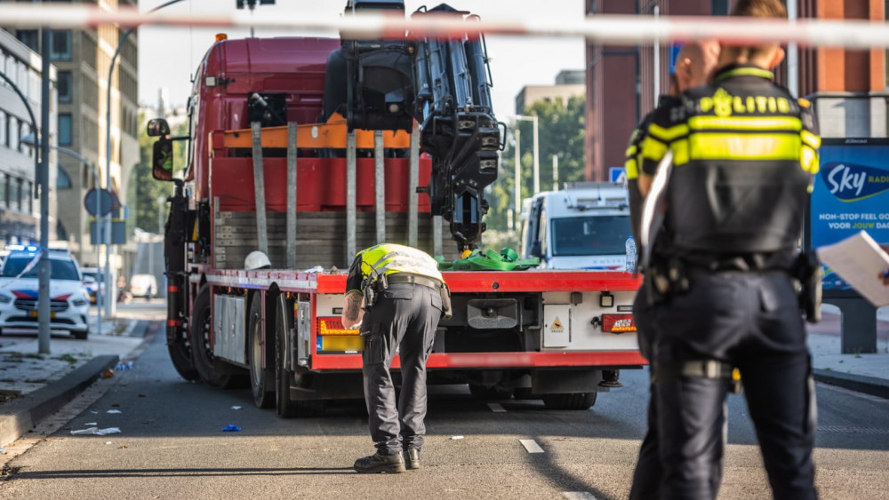 Gewonde Bij Aanrijding Met Vrachtwagen In Nieuw-West - AT5