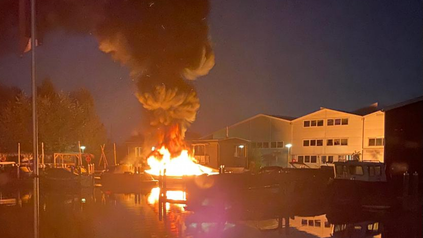 Explosie op boot in Amsterdamse Bos