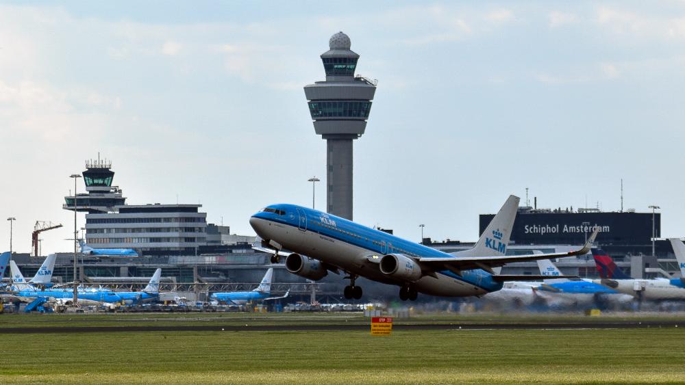 Un Boeing 737 de KLM despega del Buitenveldertbaan de Schiphol - NH Nieuws / Doron Sajet