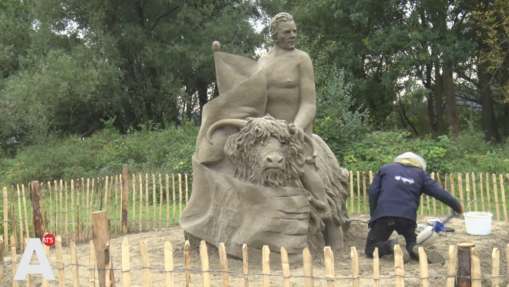Sculptures de sable typiques d’Amsterdam à Oeverlanden : “Sexing men and Scottish highlanders”