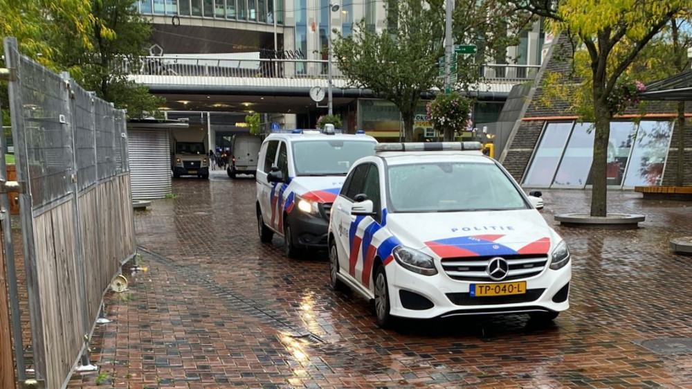 Omstanders Overmeesteren Overvaller Op Bijlmerplein - AT5