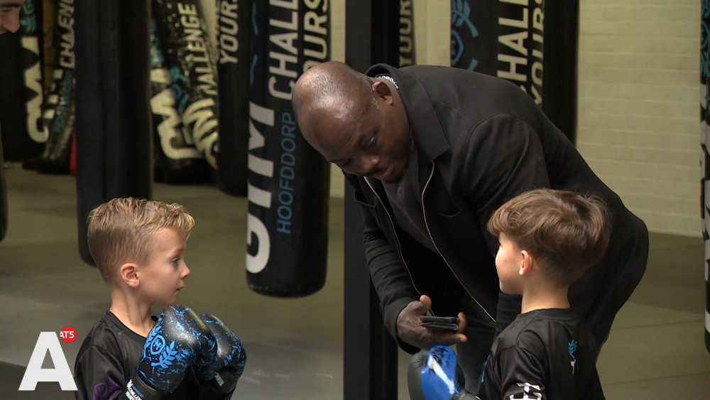 Melvin Manhoef (46) knock-out bij allerlaatste wedstrijd: 