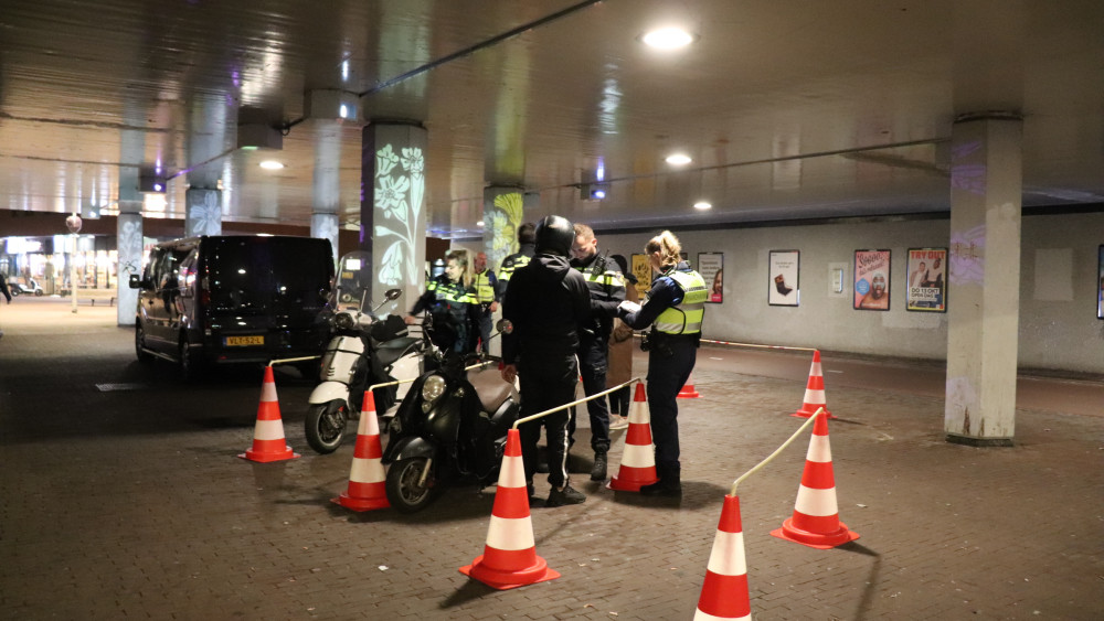 Tientallen Scooters Op Rollerbank Bij Reeks Controles Van Politie En ...