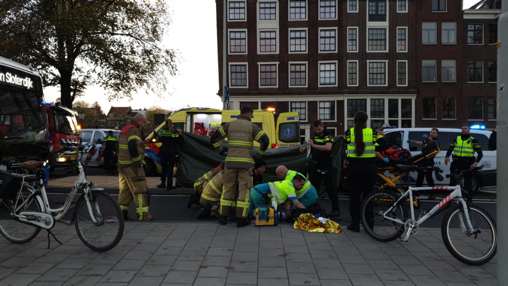 Ernstig Ongeluk Prins Hendrikkade, Fietser Zwaargewond Na Aanrijding ...