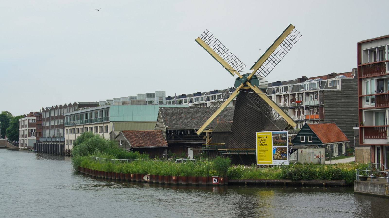 Molen De Otter voor de nieuwe kademuur