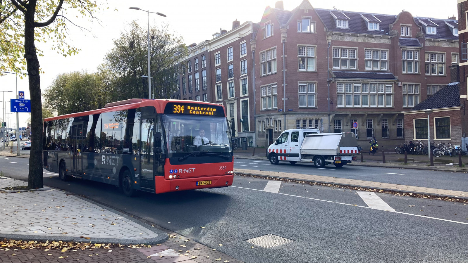 Op de Prins Hendrikkade rijden veel bussen