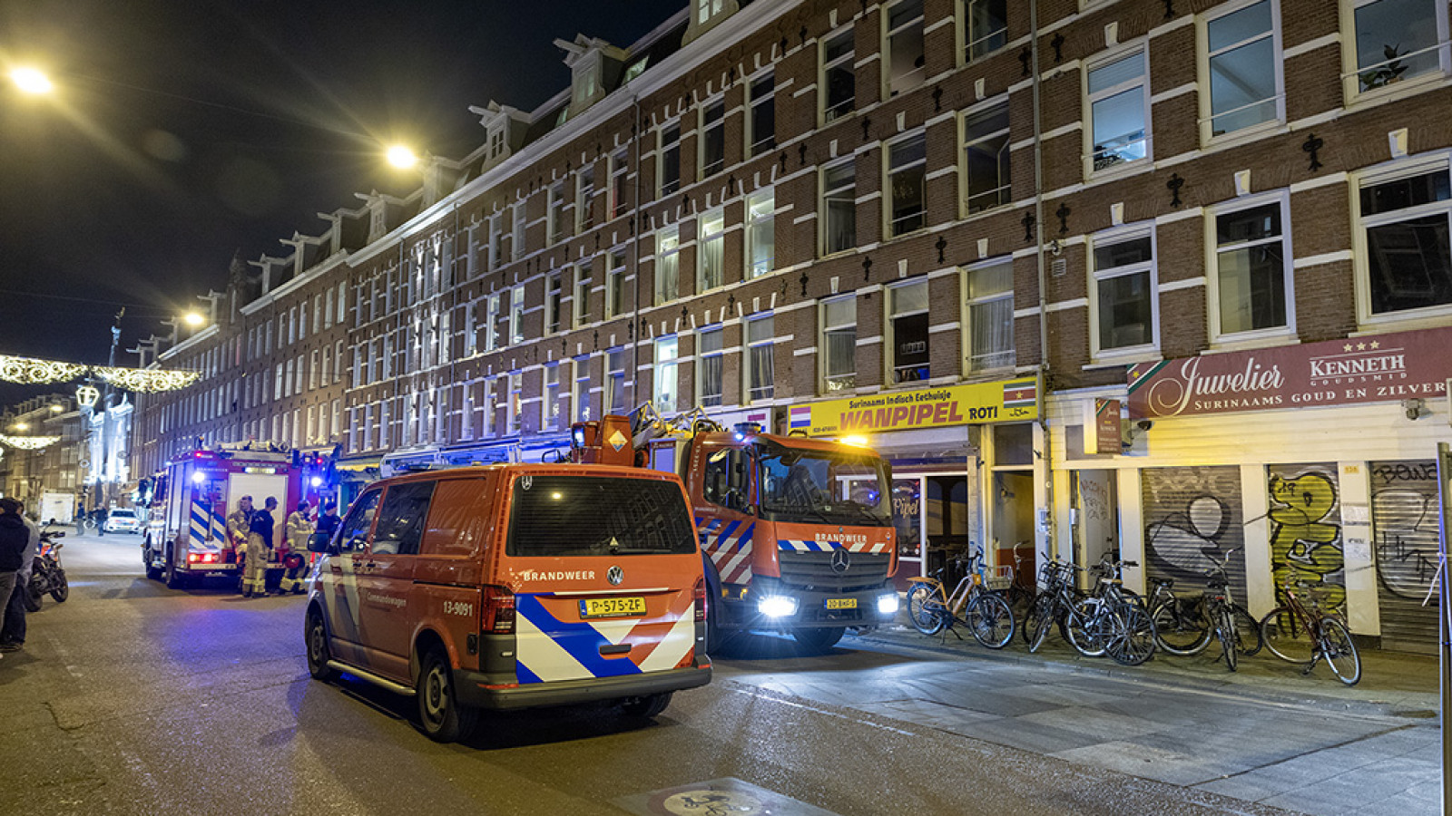 Brand in meterkast Albert Cuypstraat, zeven mensen ademen rook in - AT5