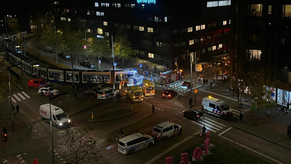 Tram en busje botsen op IJburg: één gewonde en tramverkeer ontregeld