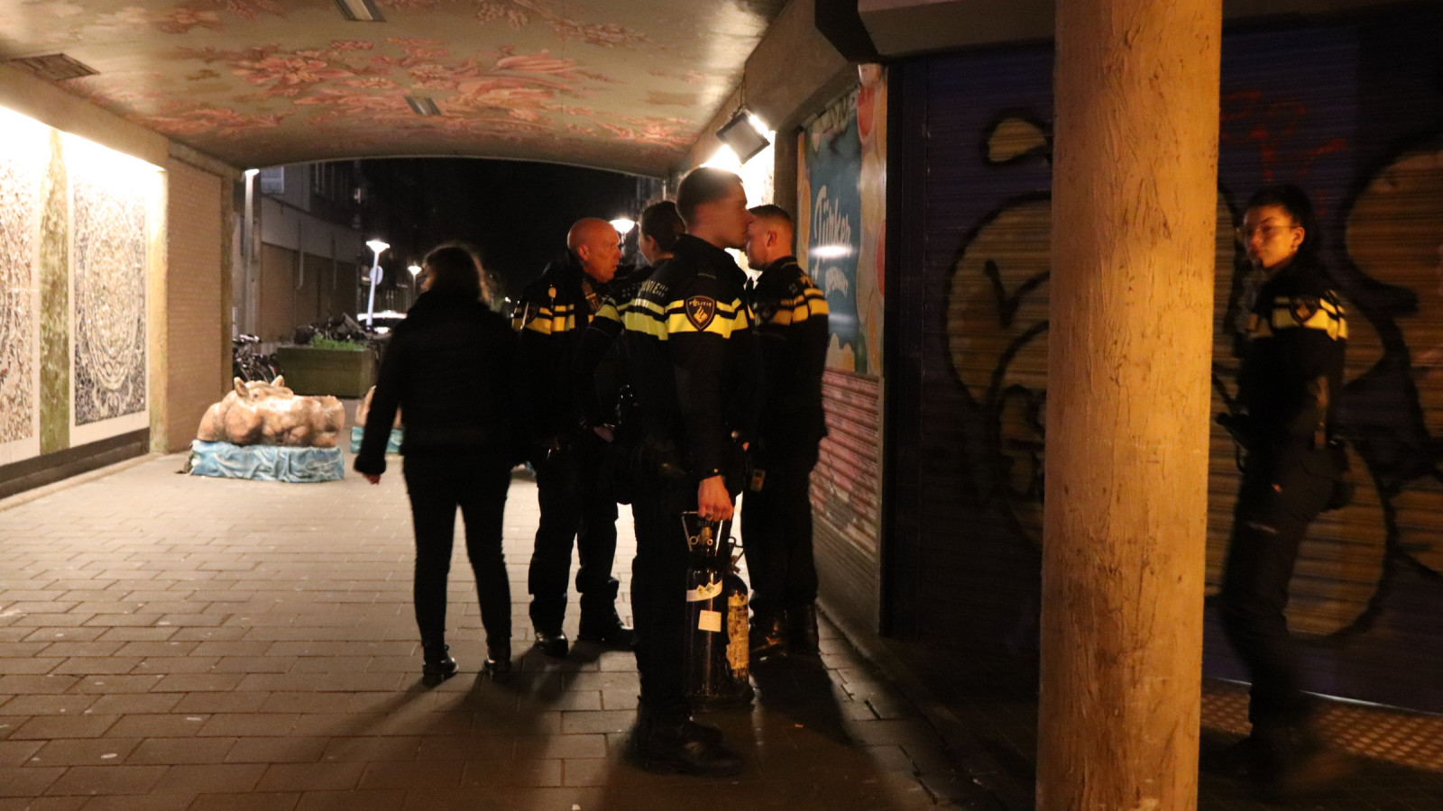 Lachgasbezorger beroofd op Molukkenstraat