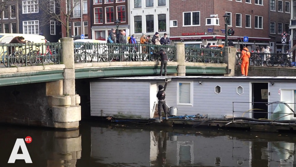 2700 million liters pumped from the canals to move the houseboat