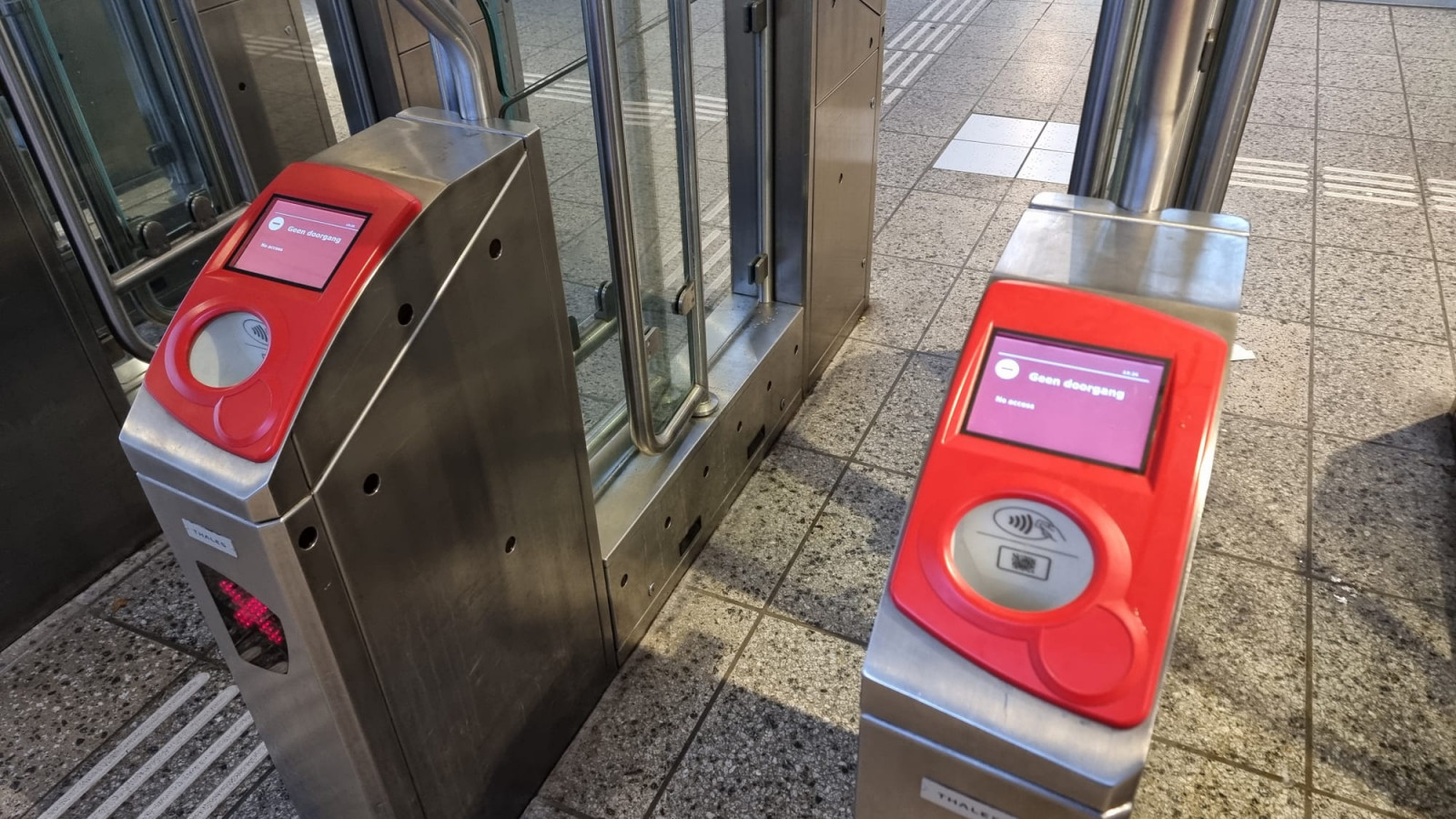 Poortjes metrostation noodtoestand ingetrapt