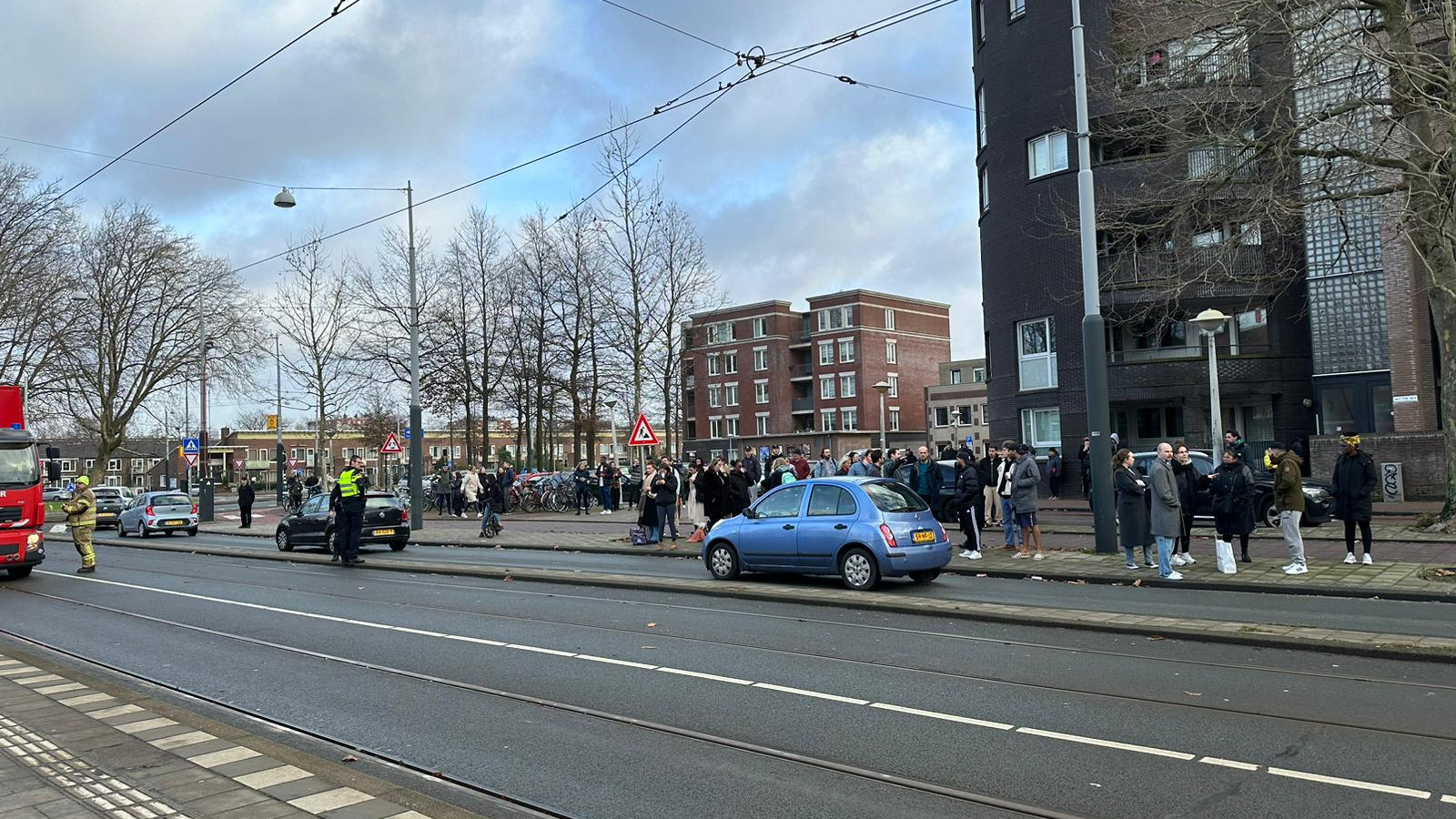 Bewoners uit flat aan Slotermeerlaan gehaald