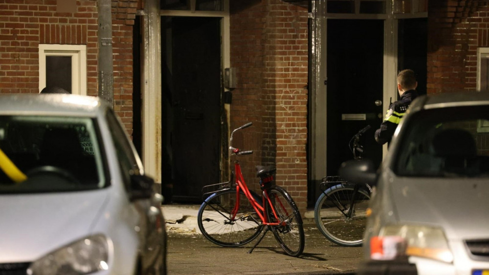 Explosion in front of the porch door in Oude-IJselstraat