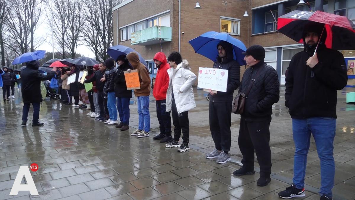 Asielzoekers protesteren in Osdorp tegen trage asielprocedures: "We ...