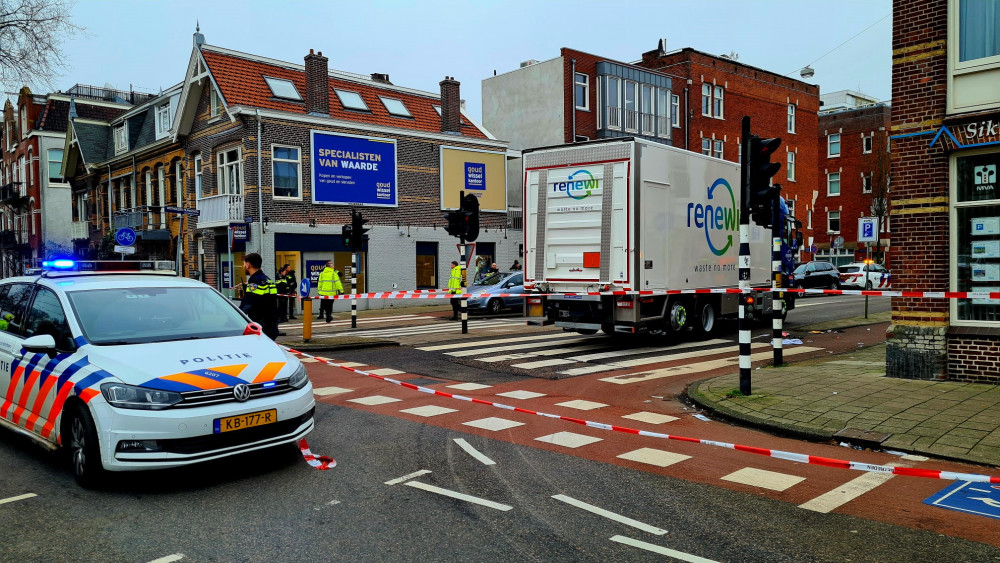 Fietser Onder Vrachtwagen Na Botsing Op Kruising Middenweg - AT5