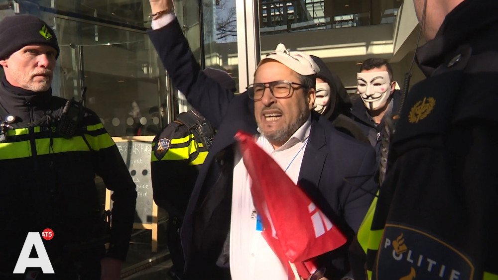 Taxichauffeurs stormen hoofdkantoor Uber binnen: "Het zijn een stelletje oplichters"