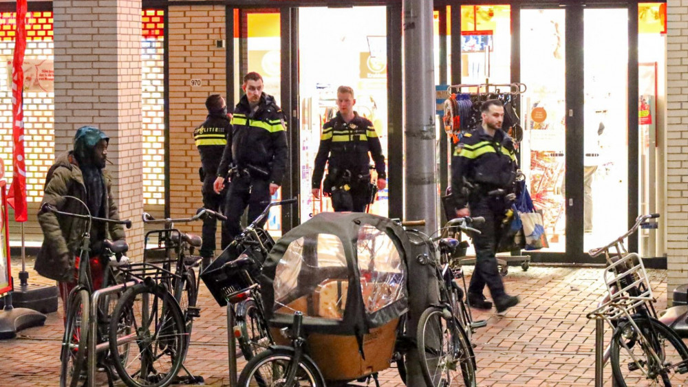 Politie: ronselaars betaalden jongeren ‘enkele tientjes’ voor gewapende overvallen Bijlmerplein