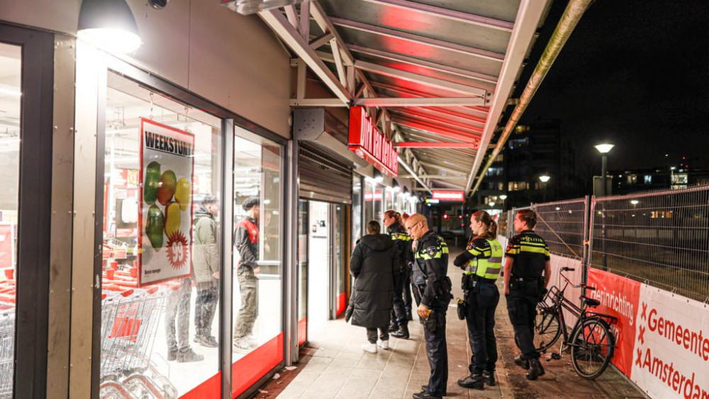 Employees threatened with stabbing weapon during robbery of a supermarket in Slotervaart