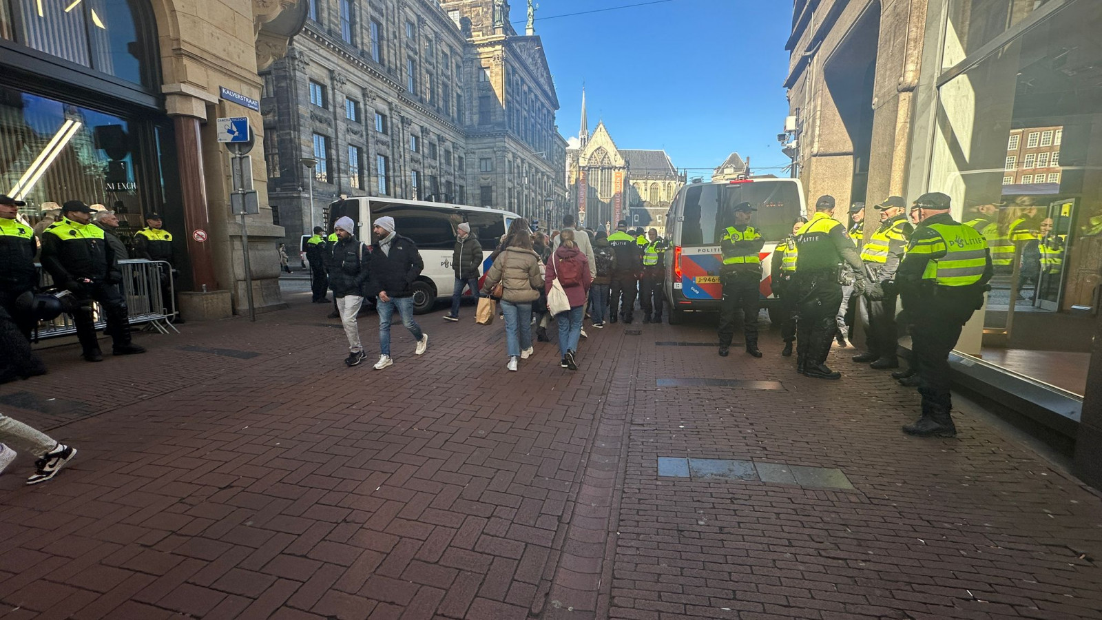 Demonstranten mogen toch door Kalverstraat