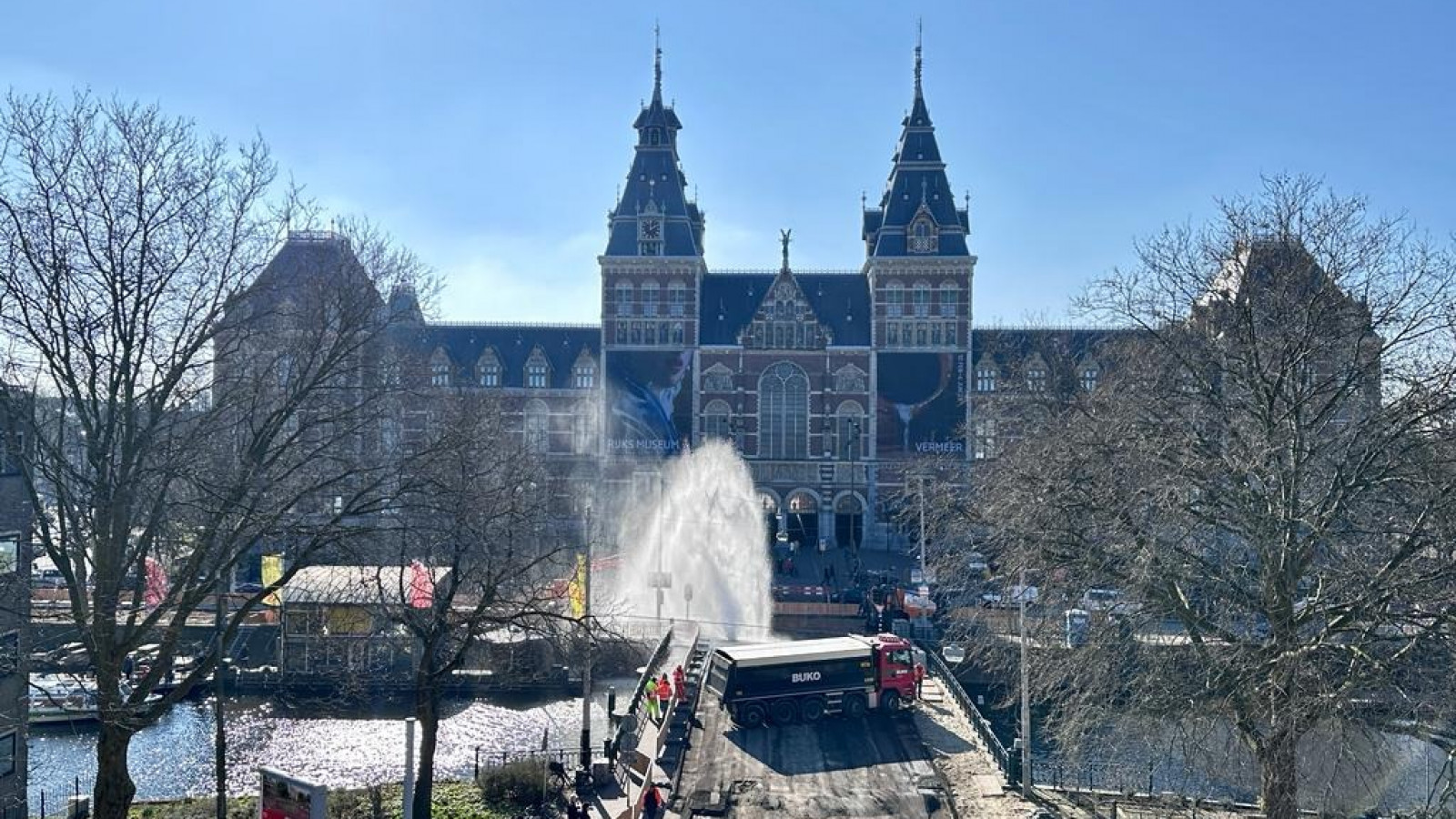 Waterleiding gesprongen Museumbrug