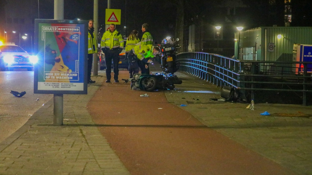 Scooterrijder Rijdt Na Achtervolging Tegen Brugleuning Aan Op ...