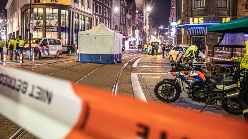 Fietser Overleden Na Aanrijding Op Rembrandtplein, Bestuurder Scooter ...