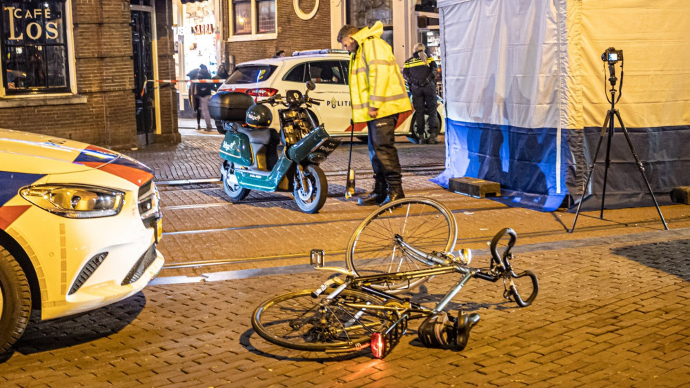 Fietser Overleden Na Aanrijding Op Rembrandtplein, Bestuurder Scooter ...