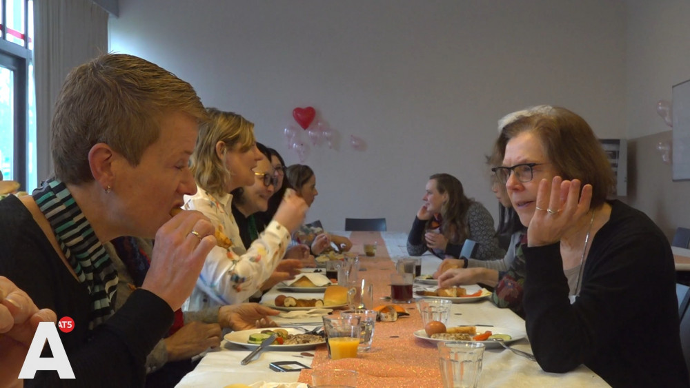 Nieuw-West punta sulle donne che fanno colazione e sulla politica: ‘Adesso non le vediamo’