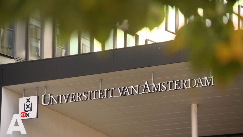 Licht en vuurwerkshow op Museumplein tijdens Oud en Nieuw 