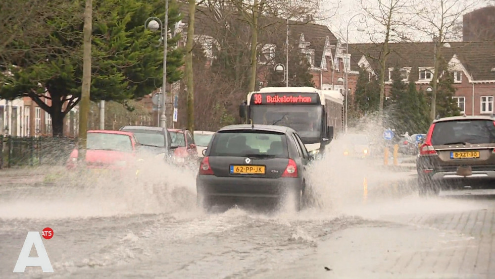 Tientallen telefoontjes bij 112 over wateroverlast: bel alleen bij