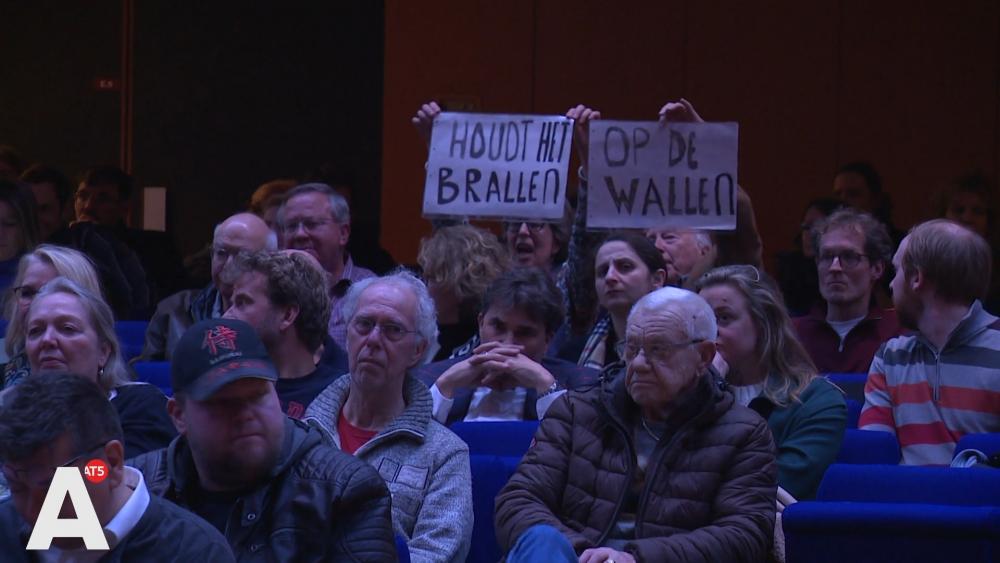 Protest in Zuid tegen de komst van het erotisch centrum - AT5 Protest in Zuid tegen de komst van het erotisch centrum - AT5