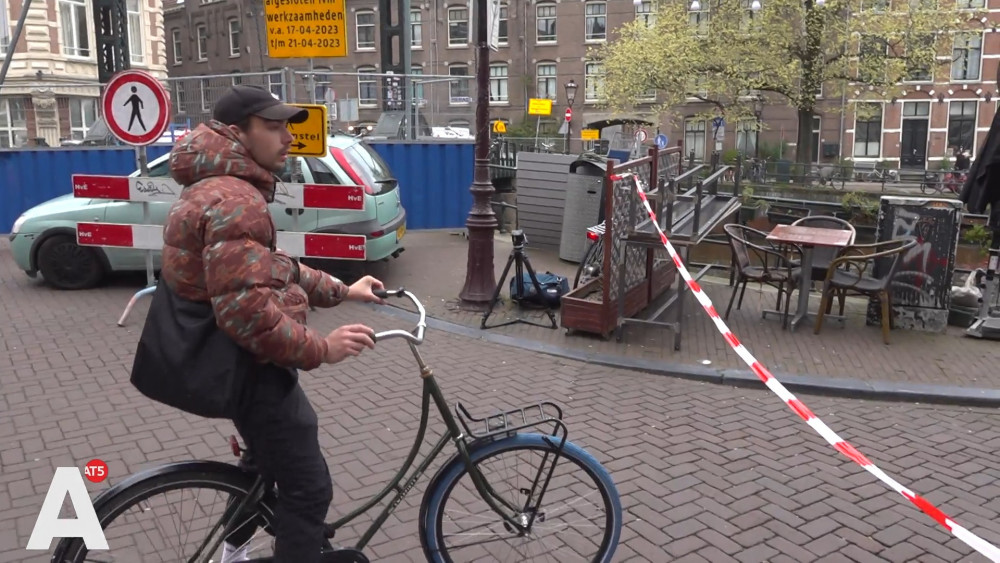 “Aluminum Bridge in Amsterdam Center Closed for Maintenance, Causing Chaos in Busy Cycle Route”