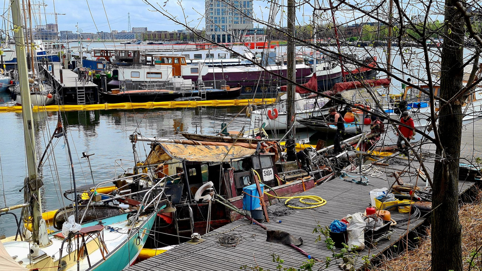 Boot lek in kleine haven naast KNSM-eiland Oost