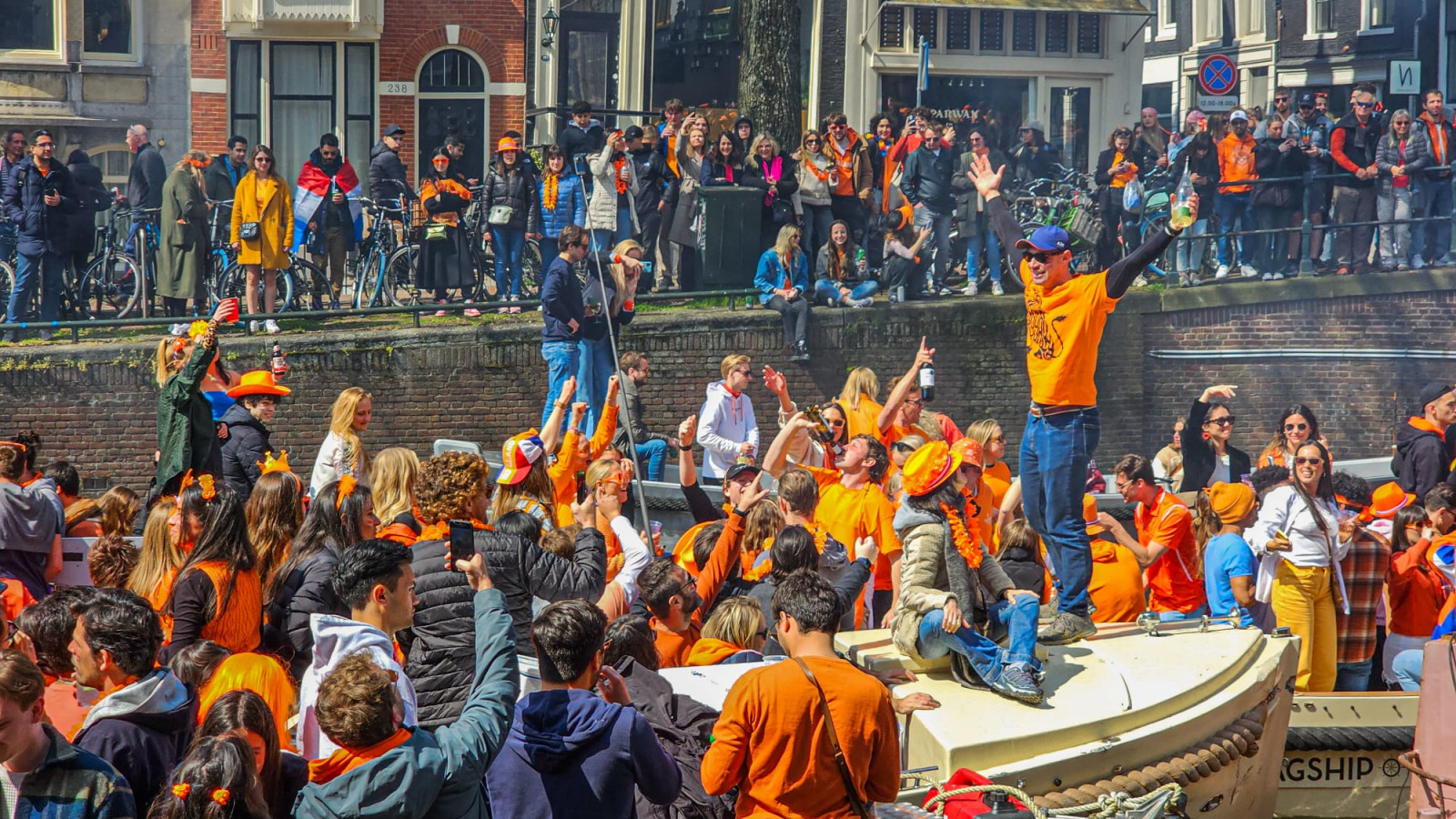Feest op sloepen op Herengracht