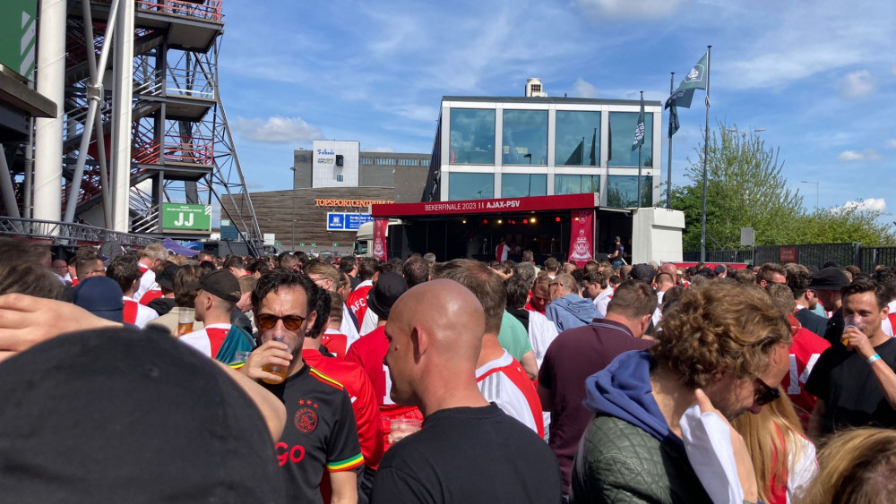 Liveblog: Ajax-fans komen aan in De Kuip voor bekerfinale tegen PSV