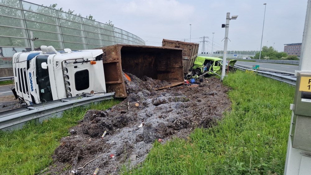 Gewonde Bij Aanrijding Tussen Vrachtwagen En Bestelbus Op Knooppunt ...